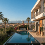 Villa marocaine moderne avec piscine et jardin, illustrant l’investissement dans l’immobilier au Maroc