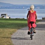Photo d'une senior faisant du vélo face à la mer