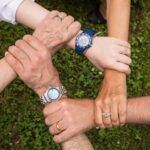 Famille se tenant la main, symbolisant le soutien financier à un proche