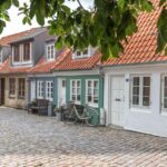 Rue avec des maisons multicolores. Symbolisant le fait d'hypothéquer sa résidence principale.