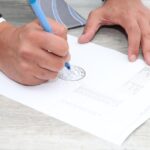 Signature d'un document officiel, bien reçu en donation