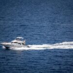 photo d'un yatch au milieu de l'océan