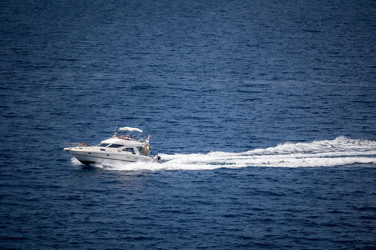 photo d'un yatch au milieu de l'océan